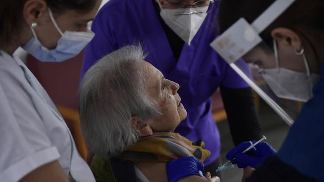 FOTO: Penghuni Panti Jompo Spanyol Jalani Vaksinasi COVID-19 Tahap Pertama