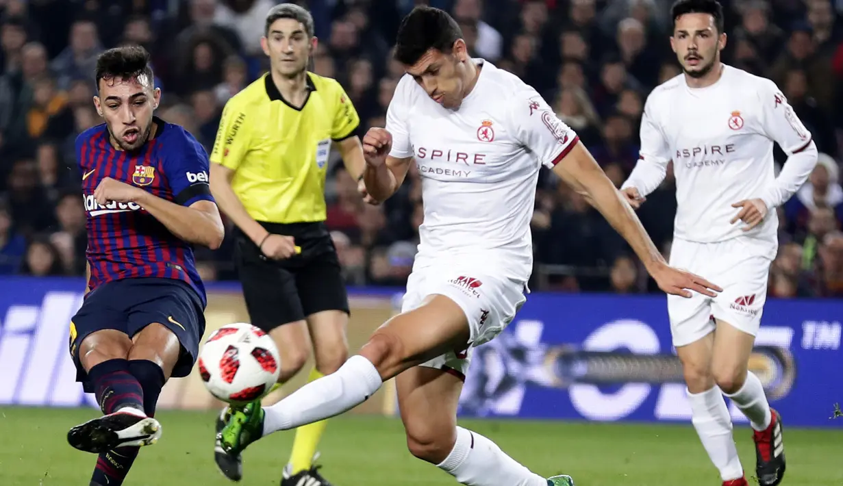 Striker Barcelona, Munir El Haddadi, melepaskan tendangan ke gawang Cultural Leonesa pada laga Copa del Rey di Stadion Camp Nou, Rabu (5/12). Barcelona menang 4-1 atas Cultural Leonesa. (AP/Manu Fernandez)