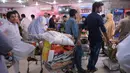 Muslim Pakistan membeli stok bahan makanan di supermarket yang dikelola pemerintah di Islamabad, Rabu (16/5). Warga berbelanja untuk memenuhi kebutuhan menyambut Puasa Ramadan yang dimulai pada Kamis (17/5). (AFP/AAMIR QURESHI)