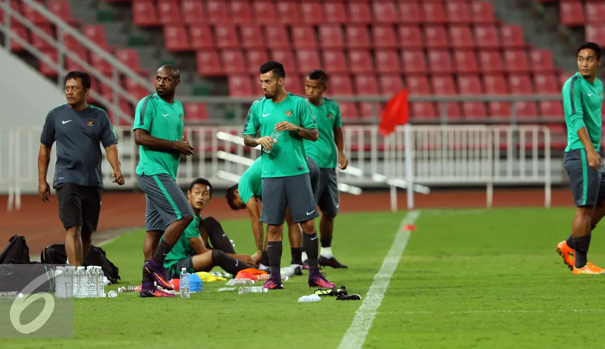 Pemain Timnas Indonesia beristirahat di sela sela latihan jelang final kedua Piala AFF 2016 di Rajamangala Stadium, Bangkok, Thailand, Jumat (16/12). Indonesia akan melakoni laga tandang lawan Thailand. (Liputan6.com/Helmi Fithriansyah)
