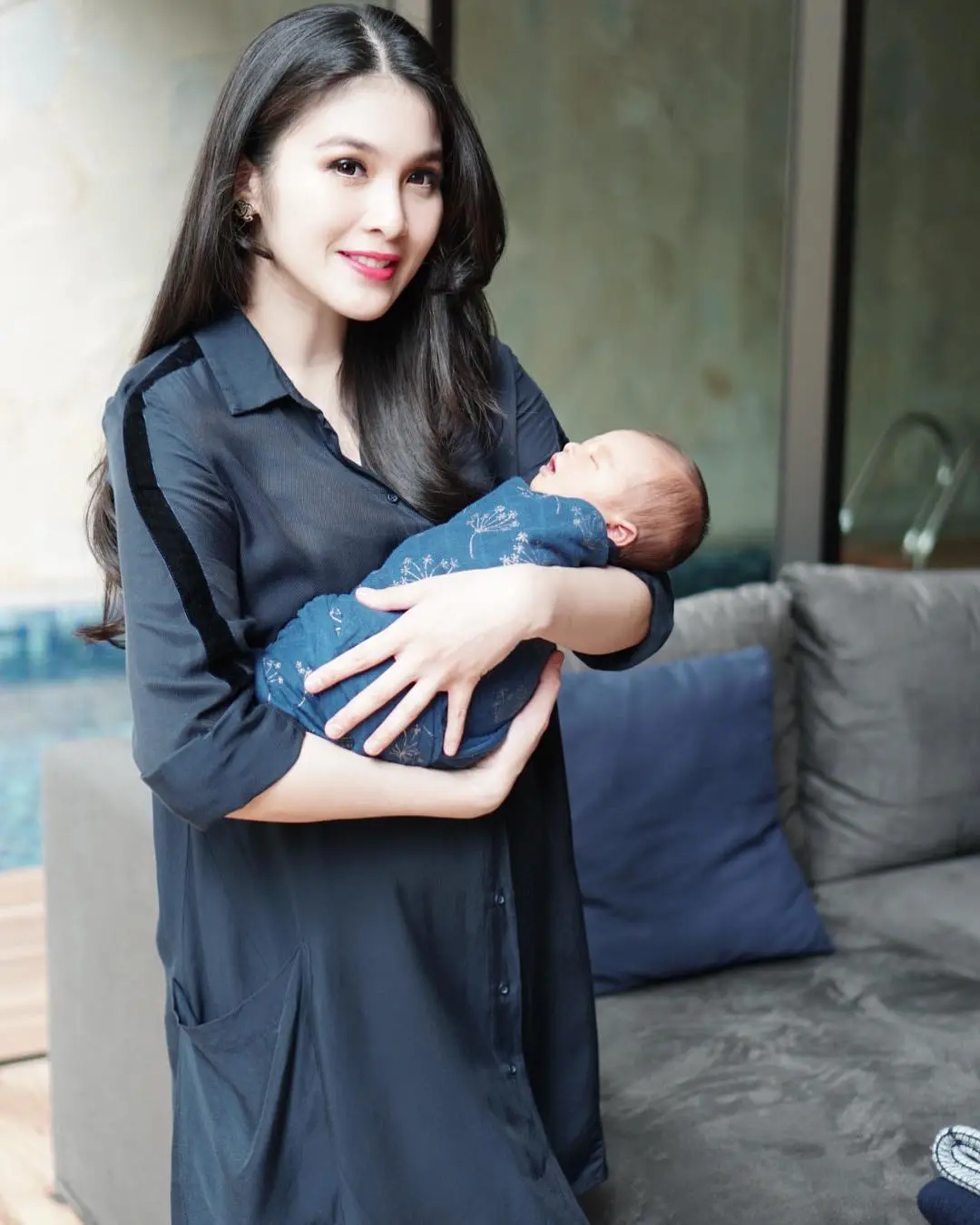 Sandra Dewi sedang menggendong anaknya, Raphael Moeis (Instagram/@sandradewi88)