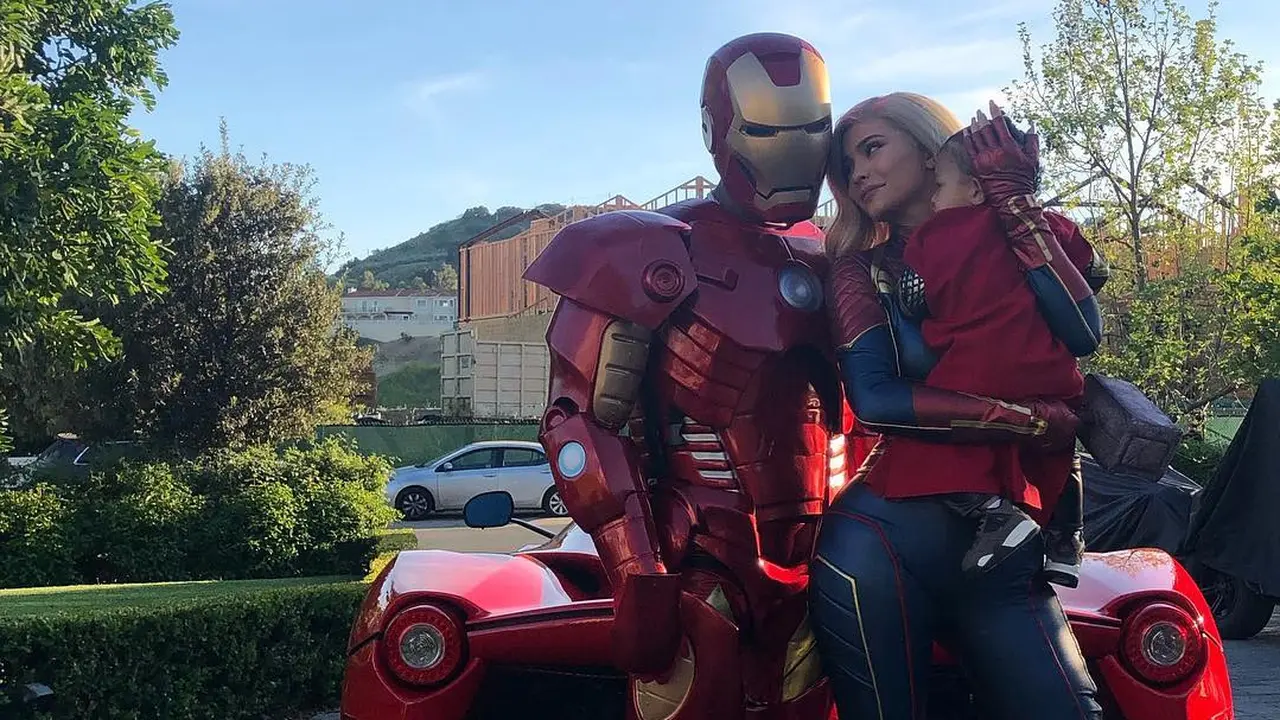 Kylie Jenner Jadi Captain Marvel yang Super Seksi