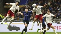 Inter Milan sebenarnya unggul terlebih dahulu berkat gol Federico Dimarco. Namun AS Roma berhasil comeback berkat gol Paulo Dybala dan Chris Smalling. (Spada/LaPresse via AP)