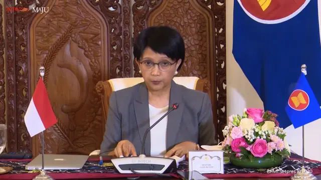 Menlu Retno Marsudi saat memberikan keterangan pers terkait KTT ASEAN ke-37.