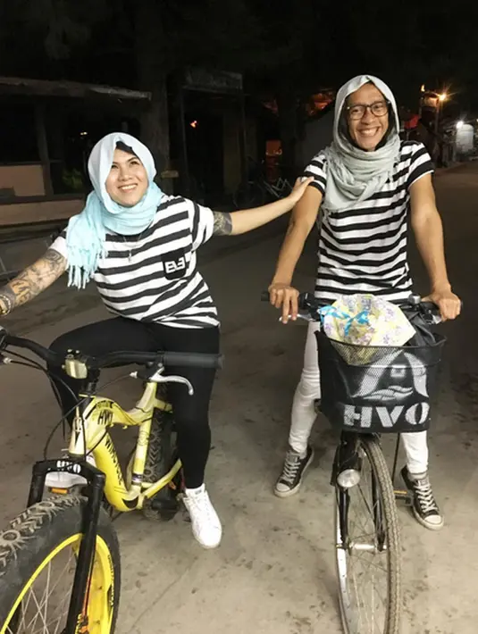 Setelah menikah, keduanya sering menunjukkan kemesraannya dihadapan publik. Hal itu juga terlihat dari media sosialnya. Berbulan-bulan keduanya tampil mesra, bahkan banyak yang iri pada keduanya. (Instagram/ev0124)