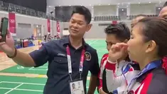 Presiden Joko Widodo langsung lakukan video call dengan ganda putri badminton Greysia/ Apriyani peraih medali emas. Apa yang Jokowi sampaikan?