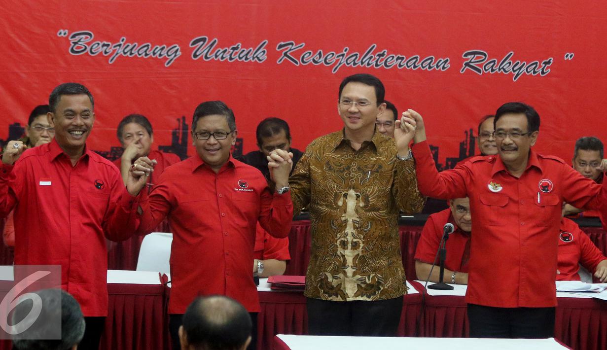 Ki-ka: Prasetyo Edi Marsudi,  Hasto Kristiyanto, Basuki Tjahaja Purnama dan Djarot Saiful Hidayat usai penandatangan kontrak politik dukungan PDIP untuk Ahok dan Djarot pada Pilgub DKI 2017, Jakarta, Selasa (20/9). (Liputan6.com/Herman Zakharia)