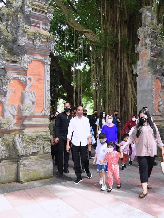 <p>Presiden Joko Widodo beserta keluarga menghabiskan libur Lebaran di Provinsi Bali. Presiden beserta Ibu Iriana Joko Widodo mengajak anak beserta cucu melakukan wisata satwa di Bali Safari &amp; Marine Park, Kabupaten Gianyar, pada Kamis, 5 Mei 2022. (Foto: Lukas - Biro Pers Sekretariat Presiden)</p>