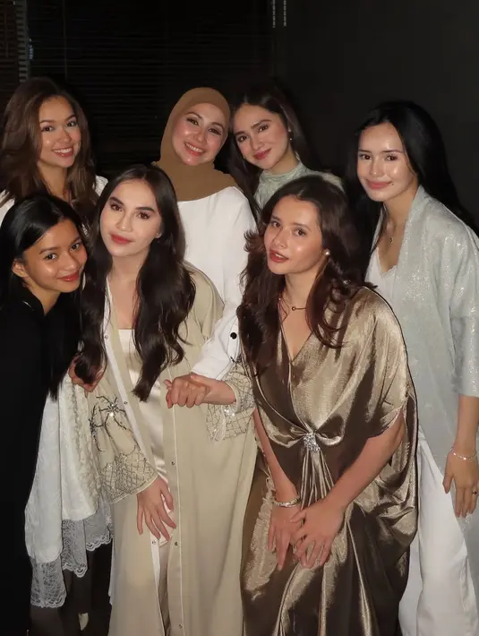 Elina Joerg tampil mengenakan long outer lengan panjang dihiasi beads dipadukan innr dress satin. Deswita Maharani tampil dengan dress putih dipadukan kerudung coklat. [@jovitakaren]