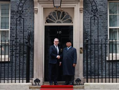 Presiden Republik Indonesia, Prabowo Subianto (kiri) berjabat tangan dengan Perdana Menteri Inggris Keir Starmer di depan 10 Downing Street, di pusat kota London, pada 21 November 2024. (Foto: No10 Downing Street/Kantor PM Inggris)