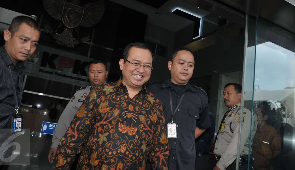 Ekspresi Priyo Budi Santoso usai diperiksa di gedung KPK, Jakarta, Rabu (10/5). Priyo diperiksa sebagai saksi kasus dugaan korupsi pengadaan Alquran di Kemenag Tahun Anggaran 2011-2012. (Liputan6.com/Helmi Afandi)