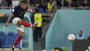 Dipenghujung laga Mbappe hampir mencetak gol ketiganya usai menerima umpan panjang dari lini pertahanan Prancis. Bola tendangannya masih dapat diamankan penjaga gawang Denmark. (AP Photo/Thanassis Stavrakis)
