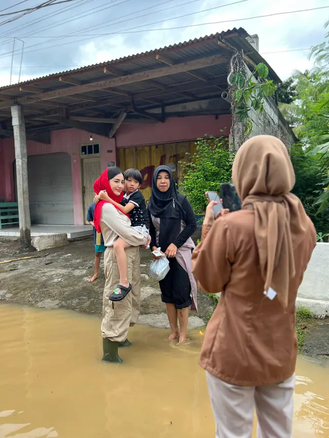 Ajak Buah Hati Temui Korban Banjir dan Longsor di Trenggalek, Novita Hardini Ajarkan Empati Sejak Dini