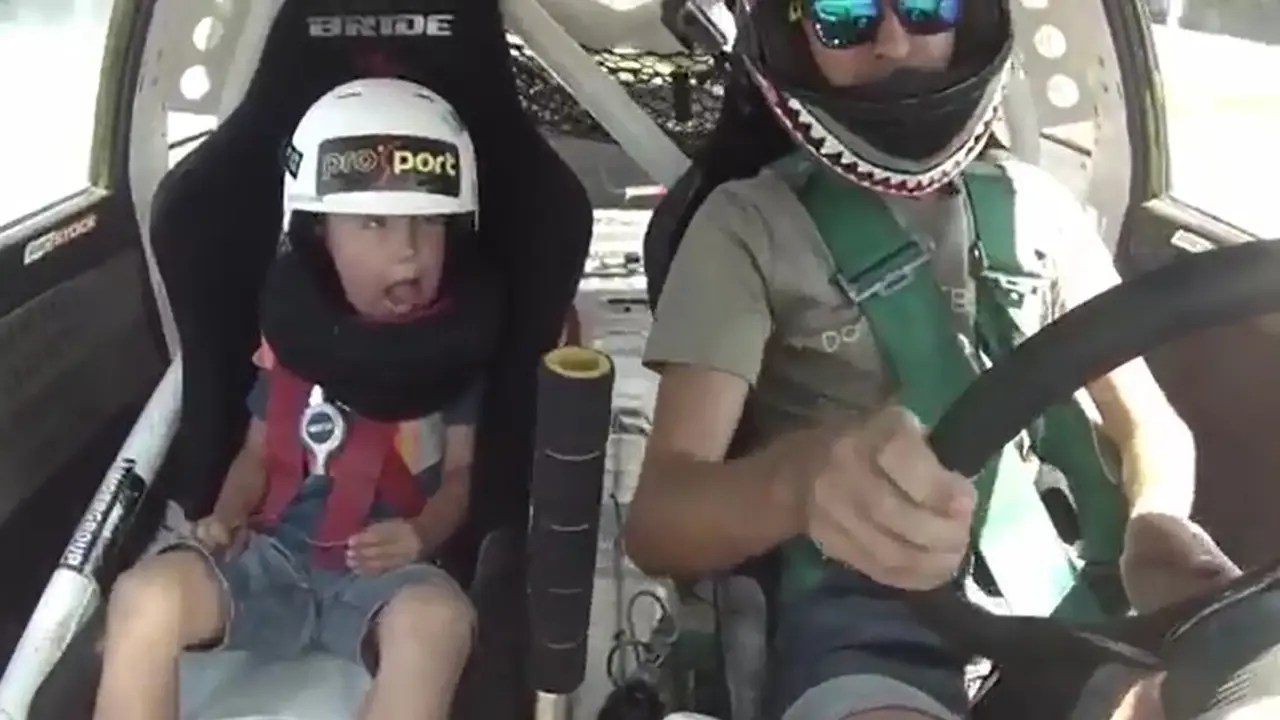 Ekspresi Bocah 5 Tahun Diajak Drifting oleh Sang Ayah