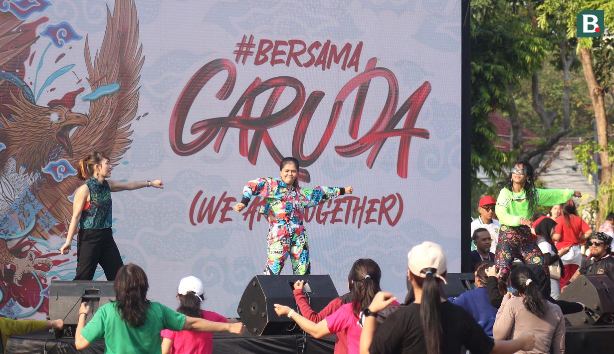 Kemeriahan arak-arakan trofi tur di Surabaya juga diluncurkan video klip lagu Bersama Garuda (We Are Together) yang dinyanyikan Wika Salim. Lagu ini menjadi theme song Timnas Indonesia U-17 untuk membakar semangat para suporter Tim Merah-Putih. (Bola.com/Aditya Wany)