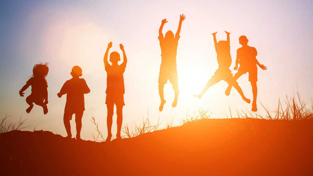 Ilustrasi anak-anak bahagia dan tidak takut dengan tragedi bom (iStock)