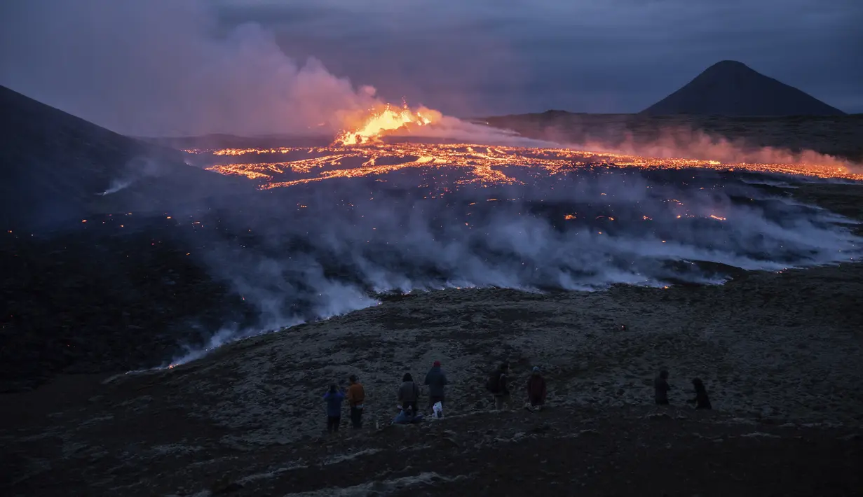Lava muncul dari celah gunung berapi Fagradalsfjall dekat gunung Litli-Hrútur, sekitar 30 kilometer (19 mil) barat daya Reykjavik, Islandia, Senin 10 Juli 2023. (AP Photo/Marco Di Marco)