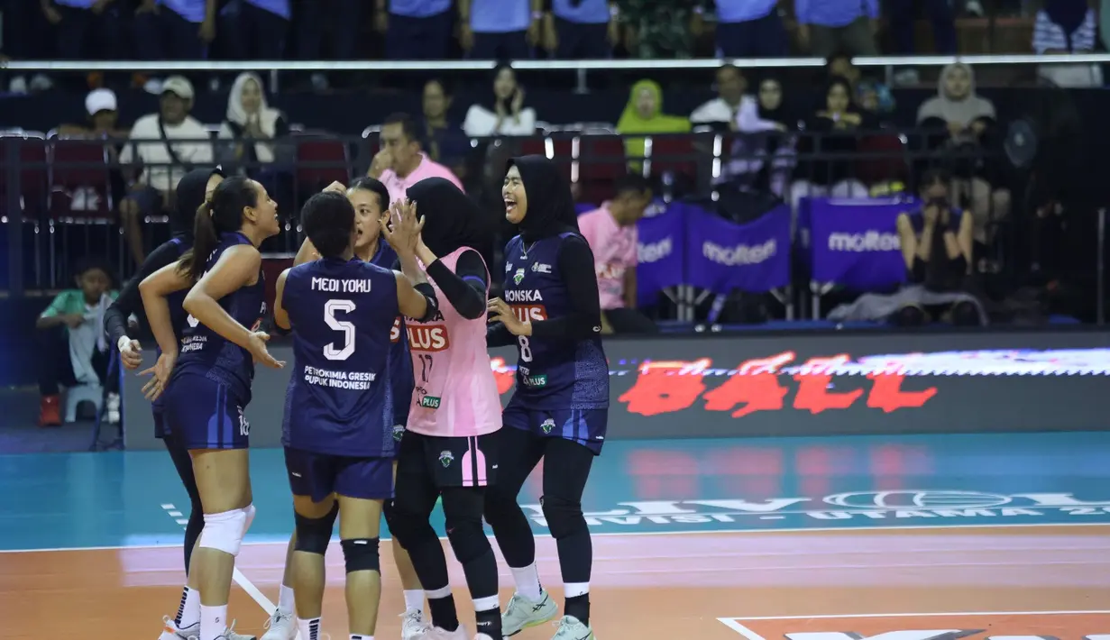 Pemain Petrokimia Gresik Pupuk Indonesia melakukan selebrasi usai mendapatkan poin dari TNI AU Electric pada Final Four Livoli Divisi Utama 2025 yang bertempat di GOR Ki Mageti, Magetan Rabu (15/10/2025).
