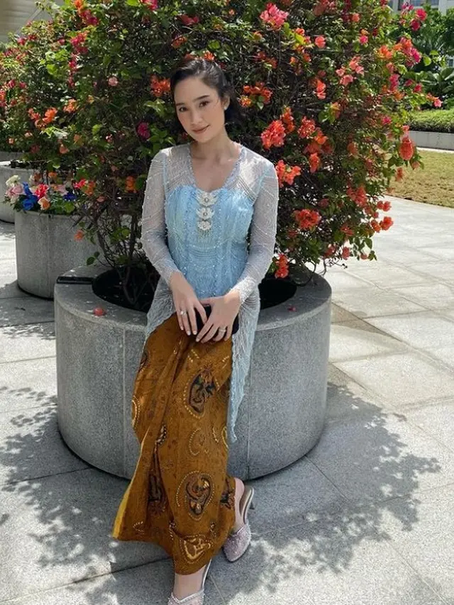 Tatjana Saohira kenakan kebaya (Instagram/tatjanasaphira)
