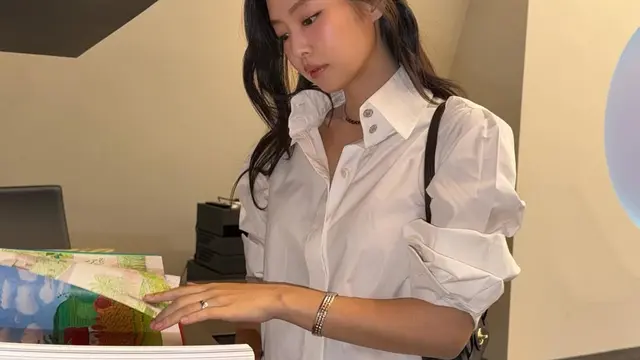Simpel tapi Bernilai Fantastis, Gaya Smart Casual Jennie BLACKPINK Bukti Ia Selalu Jadi Human Chanel