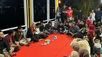Calon presiden (capres) nomor urut tiga Ganjar Pranowo saat bertemu kelompok anak muda di RM 88, Jl. Y. Syaranamual, Poka, Kota Ambon, Maluku, Senin (29/1/2024) malam. (Liputan6.com/Nanda Perdana Putra)
