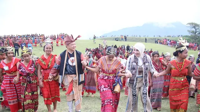 Menteri Dalam Negeri (Mendagri) Muhammad Tito Karnavian membuka Festival Fulan Fehan IV di Desa Dirun, Kecamatan Lamaknen, Kabupaten Belu, Nusa Tenggara Timur (NTT), Sabtu (27/6/2026). (Dok. Istimewa)