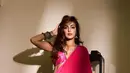 Begini pesona Rhea Chakraborty dibalut kain sari berwarna shock pink dari @labeld. [@rhea_chakraborty]