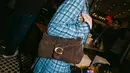 Di sisi lain, nuansa feminin tampil kuat lewat gaya Anneth yang memilih set tweed biru dengan siluet klasik ala preppy. Dipadukan dengan tas shoulder bag cokelat bertekstur suede, tampilannya terasa sophisticated tanpa berlebihan. Rambut yang ditata soft dengan makeup natural semakin memperkuat kesan youthful elegance.  [Dok/KANMO GROUP].