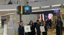 Luna Maya menjadi salah satu bintang utama di pembukaan YSL Winter Fantasy 2024. Acara ini akan berlangsung hingga beberapa minggu mendatang di atrium Senayan City.