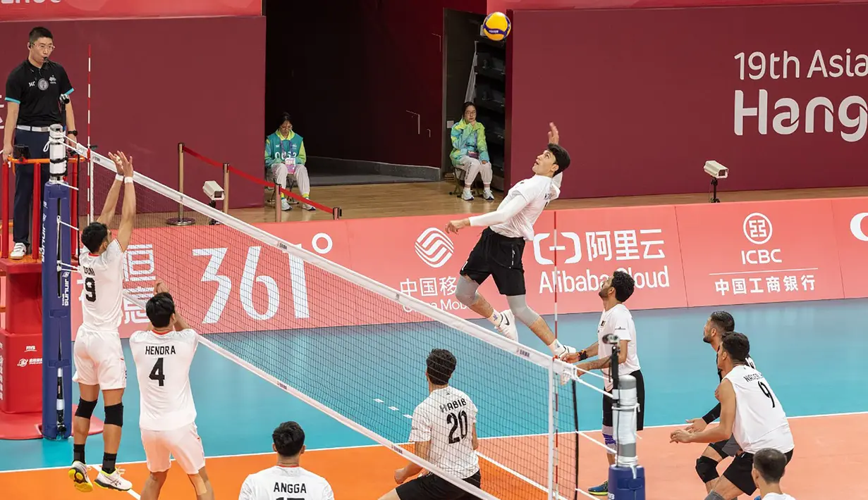 Pemain Timnas Bola Voli Putra Afghanistan, Mohammad Sabawoon Wardak (kanan atas) melepaskan spike saat menghadapi Indonesia pada laga Grup F cabang bola voli putra Asian Games 2022 Hangzhou di Deqing Sports Centre Gymnasium, China, Kamis (21/9/2023) siang WIB. (CGTN Sports)