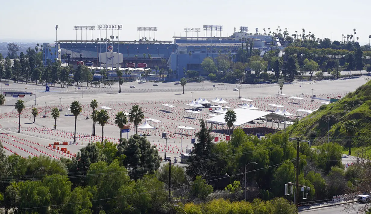 Tempat parkir Stadion Dodger yang menjadi pusat vaksinasi COVID-19 massal terlihat kosong dari aktivitas, Los Angeles, Amerika Serikat, Jumat (19/2/2021). California menutup beberapa pusat vaksinasi menyusul badai musim dingin yang menghambat pengiriman dosis. (AP Photo/Damian Dovarganes)
