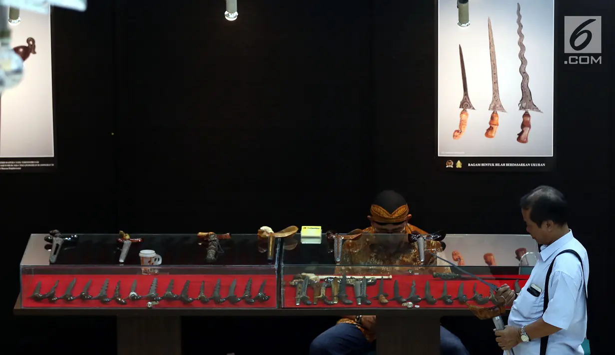 Pengunjung melihat koleksi keris saat Pameran Keris Madura di Gedung Nusantara, Kompleks Parlemen Senayan, Jakarta, Kamis (21/3/2019). Pameran itu untuk memperkenalan kekayaan budaya keris Madura di lingkungan parlemen DPR. (Liputan6.com/Johan Tallo)