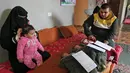 Pasangan Nidal dan Islam Al-Saiqli berpose dengan bayi kembar mereka, Jerusalem, Capital dan Palestine di Khan Yunis, Jalur Gaza, Jumat (2/2). Nama unik itu untuk memprotes Donald Trump yang mengklaim Yerusalem sebagai ibu kota Israel (SAID KHATIB/AFP)