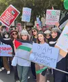 Syifa Hadju ikut turun ke jalan membela Palestina di Jakarta. Dengan paras cantiknya, Syifa Hadju disebut sebagai Bella Hadid-nya Indonesia. Intip potret selengkapnya! [@novialatas]