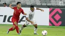 Pemain sayap Timnas Indonesia, Andik Vermansyah (kiri) berebut bola dengan pemain Timor Leste, Rufino Walter Gama pada penyisihan grup B Piala AFF 2018 di Stadion GBK, Jakarta, Selasa (13/11). Indonesia unggul 3-1. (Liputan6.com/Helmi Fithriansyah)