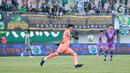 Kiper Persebaya Surabaya, Ernando Ari, menendang bola saat melawan Persita Tangerang pada laga Liga 1 di Stadion Indomilk Arena, Tangerang, Rabu (18/1/2023). Persebaya menang dengan skor 5-0. (Bola.com/M Iqbal Ichsan)
