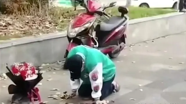 Bucin Parah, Pria Ini Rela Berlutut 21 Jam di Depan Kantor Mantan Pacar Agar Balikan