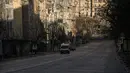 Sebuah ambulans melaju di jalan raya yang sepi ketika jam malam 35 jam di ibu kota Ukraina, di pusat kota Kiev, Rabu (16/3/2022). Wali Kota Kiev, Vitali Klitschko, mengatakan jam malam diberlakukan selama 35 jam mulai Selasa pukul 20.00 hingga Kamis (17/3) pukul 07.00. (AP Photo/Vadim Ghirda)