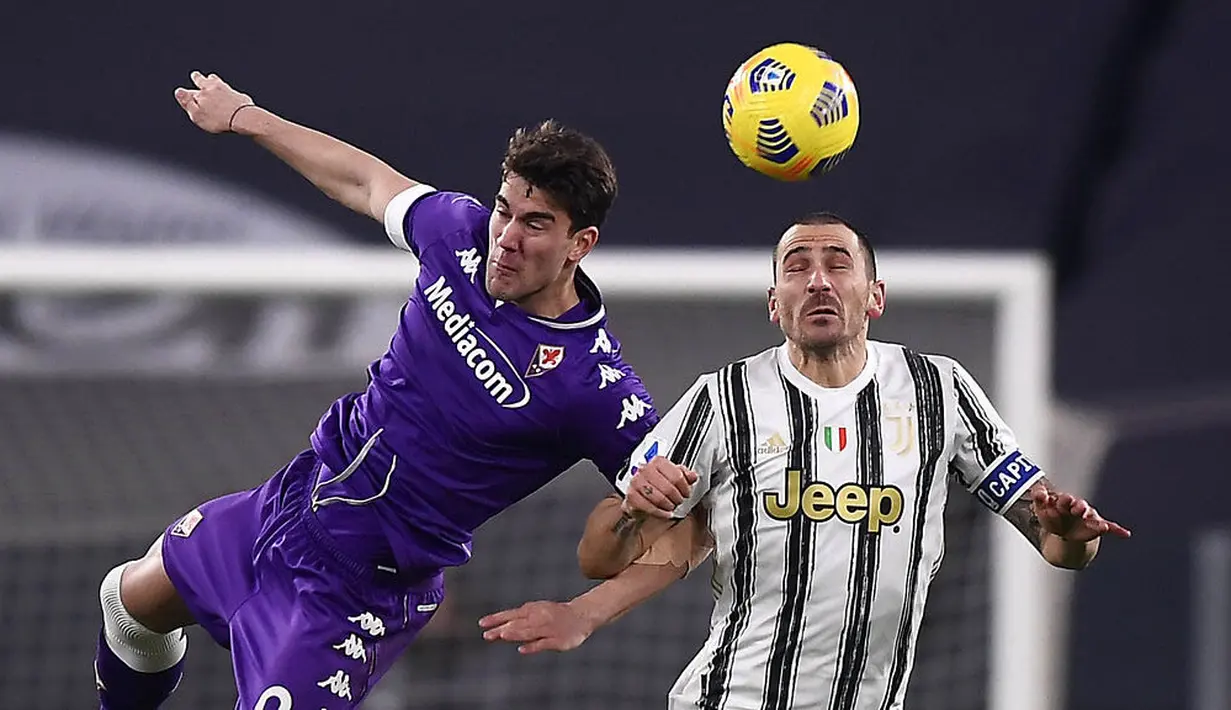 Kapten Juventus, Leonardo Bonucci, duel udara dengan pemain Fiorentina, Dusan Vlahovic, pada laga Liga Italia di Turin, Rabu (23/12/2020). Fiorentina menang dengan skor 0-3. (Fabio Ferrari/LaPresse via AP)