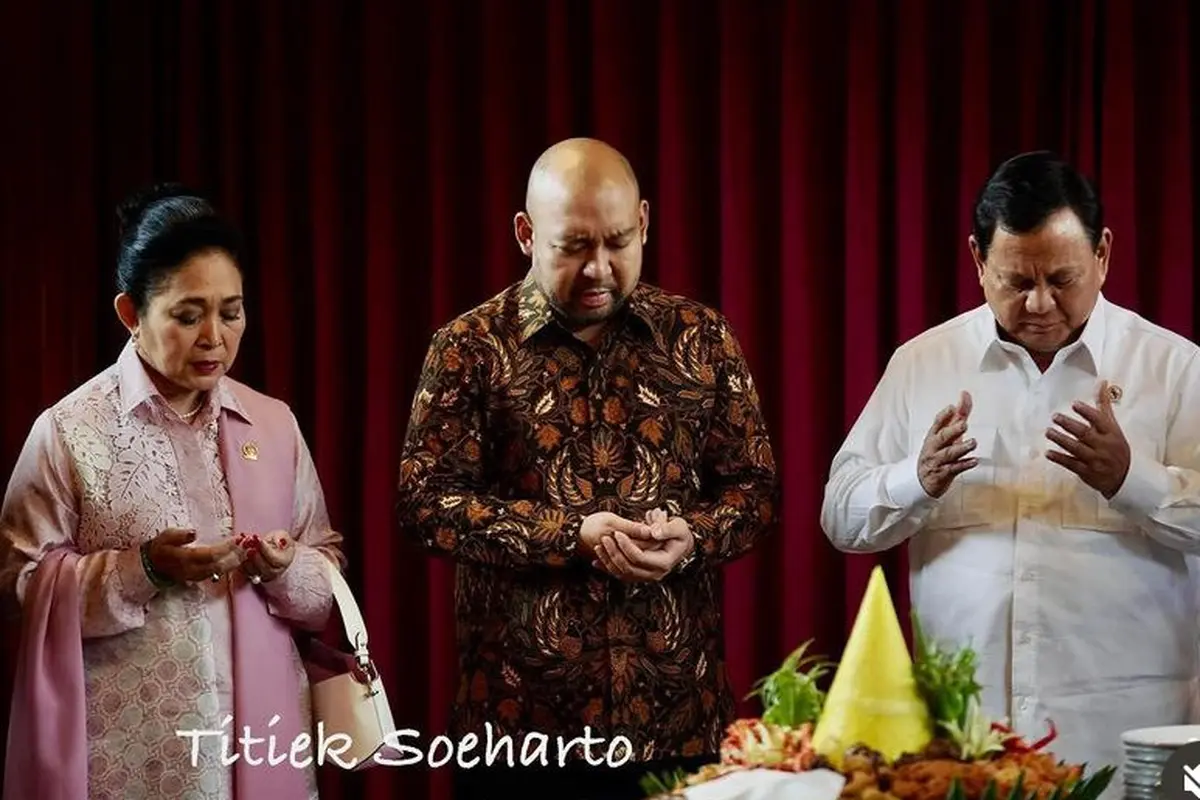 Titiek Soeharto  saat Tumpengan Ulang Tahun Mantan Suaminya Prabowo Subianto ke-73