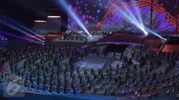 Ribuan penari menampilkan tarian kolosal pada pesta penutupan PON XIX 2016 di Stadion Gelora Bandung Lautan Api, Kamis (29/9). Penutupan PON XIX 2016 dihadiri Wakil Presiden Jusuf Kalla. (Liputan6.com/Helmi Fithriansyah)