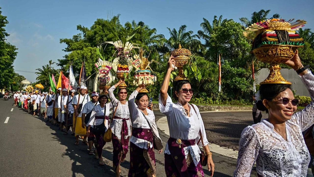FOTO: Umat Hindu Gelar Ritual Melasti di Pantai Kenjeran Surabaya