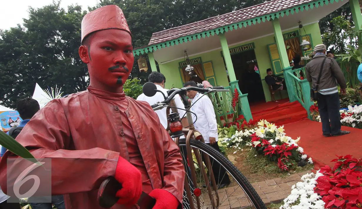 Salah satu Manusia Patung di Festival Lebaran Betawi IX di Lapangan Banteng, Jakarta, Minggu (14/8). Lebaran Betawi adalah salah satu acara tahunan yang diselenggarakan Pemprov DKI Jakarta dan Bamus Betawi. (Liputan6.com/Immanuel Antonius) 