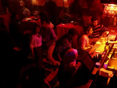Dara, seorang bartender bar 80s di Damaskus, Suriah, (13/3/2016). Daerah Kota Tua Damaskus yang berjarak 1 km lebih dari pemerintahan yang dikuasai pemberontak Suriah ini menjadi tempat yang jauh dari hiruk pikuk konflik. (REUTERS / Omar Sanadiki)