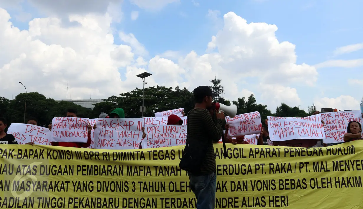 Massa aksi dari Aliansi Peduli Penegakan Hukum (AMPUH) melakukan demonstrasi dengan membawa spanduk dan tulisan di depan Gedung DPR, Senayan, Jakarta, Kamis (14/1). Massa menuntut proses hukum penyelesaian kasus Nenek Ernawati. (Liputan6.com/JohanTallo)
