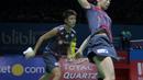 Misaki Matsutomo gagal menghalau kok kiriman Liliyana Natsir pada babak kedua Indonesia Open 2018 di Istora Senayan, Jakarta, (5/6/2018). Tontowi/Liliyana menang 24-22, 21-19. (Bola.com/Nick Hanoatubun)