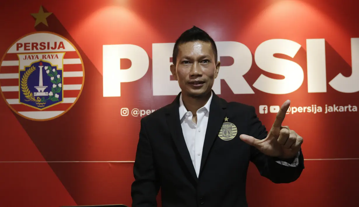 Pemain Persija Jakarta, Ismed Sofyan, berpose usai memberikan keterangan saat jumpa pers di Jakarta, Rabu (22/1/2020). Ismed Sofyan akan dikirim ke Spanyol untuk menimba ilmu kepelatihan di Deportivo Alaves. (Bola.com/M Iqbal Ichsan)