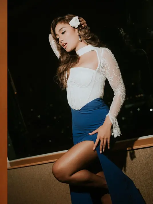 Marion Jola kenakan atasan korset dengan cutout brukat putih dan lengan yang terbuka [@lalamarionmj]