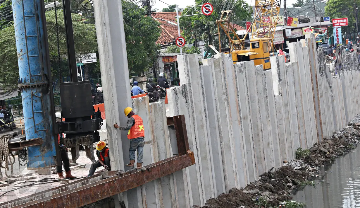 Proses pemasangan turab di Kali Sentiong, Jakarta Pusat, Rabu (15/3/2016). Pemasangan turab tersebut dilakukan untuk memperkokoh dinding kali agar lebih kuat, terutama saat musim hujan. (Liputan6.com/Immanuel Antonius)
