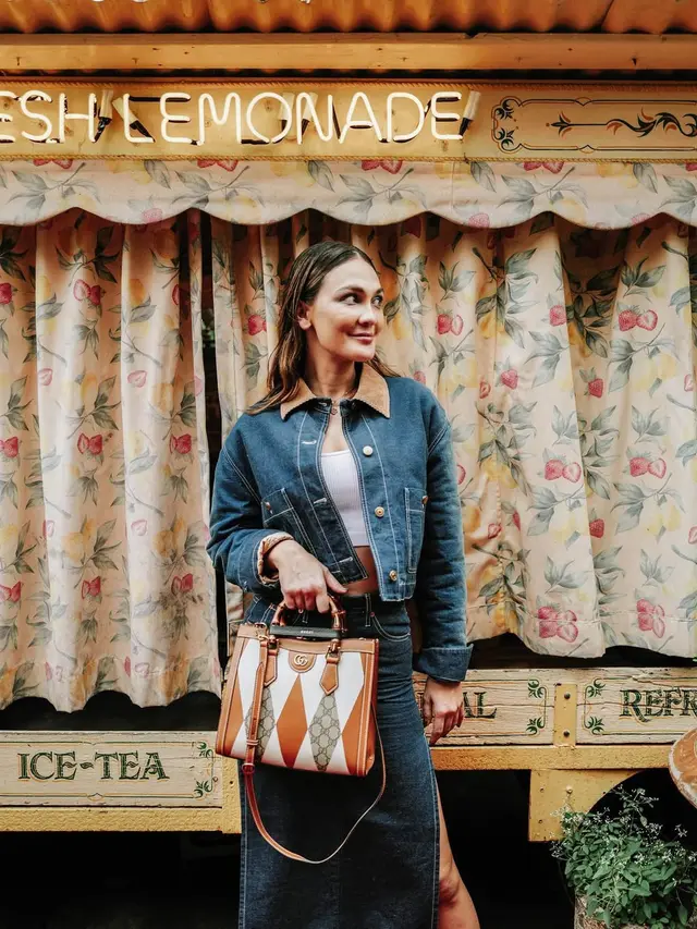 6 Outfit Padu Padan Jaket Jeans ala Luna Maya